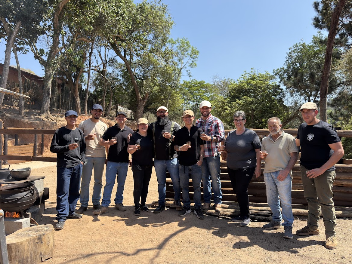 Equipe MACAN reunida em campo após dia de formação