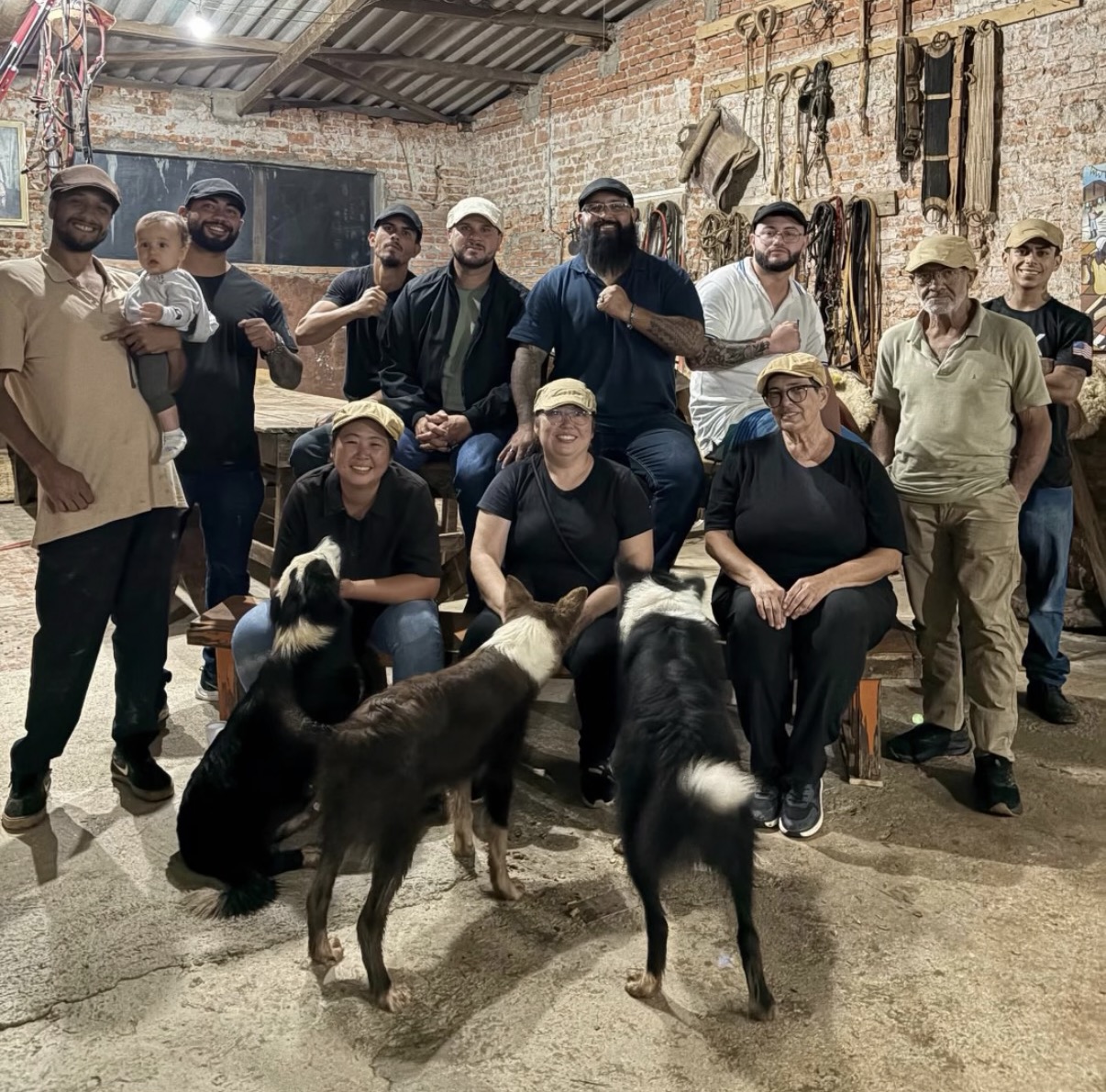 Time MACAN reunido com o mestre David e os cães do Instituto Cão de Ouro