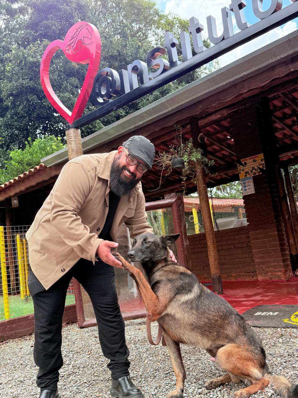 Mestre David conduzindo cão no Instituto Cão de Ouro