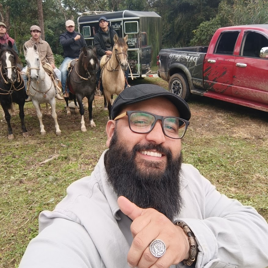 Selfie do mestre com a equipe e cavalos