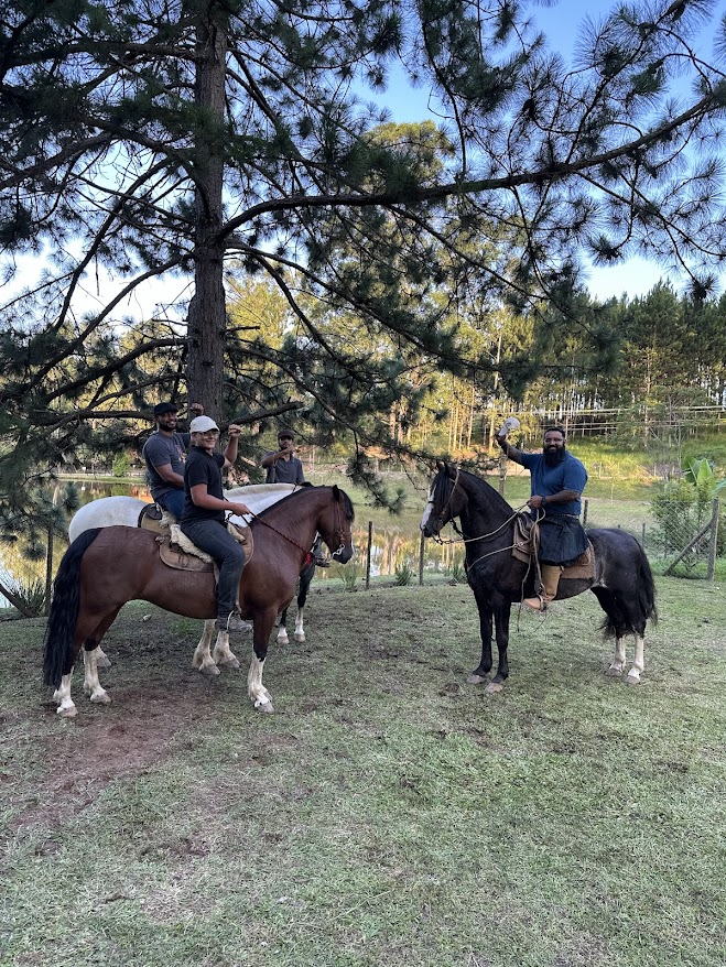 Mestre e aprendizes a cavalo