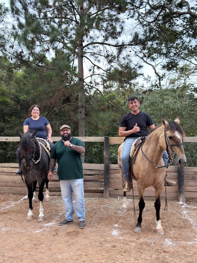 Alunos a cavalo com o mestre